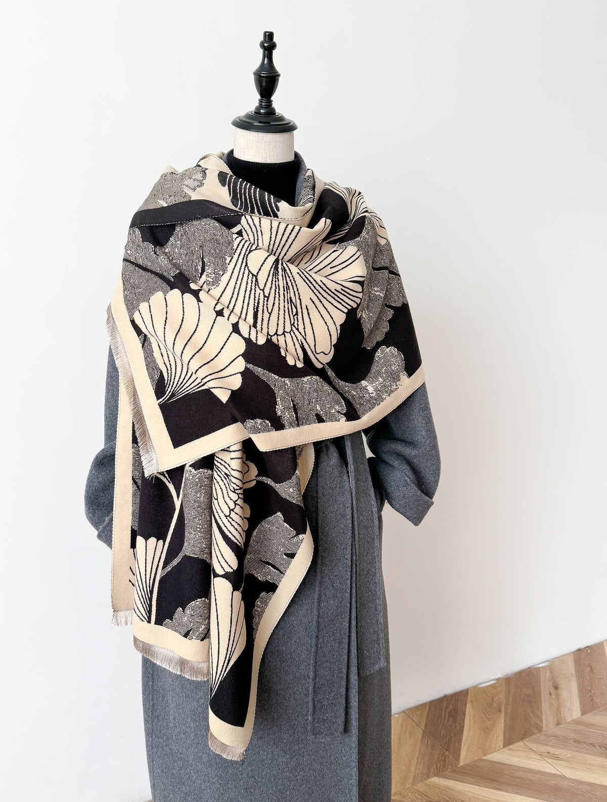 Black / Cream Large Wrap