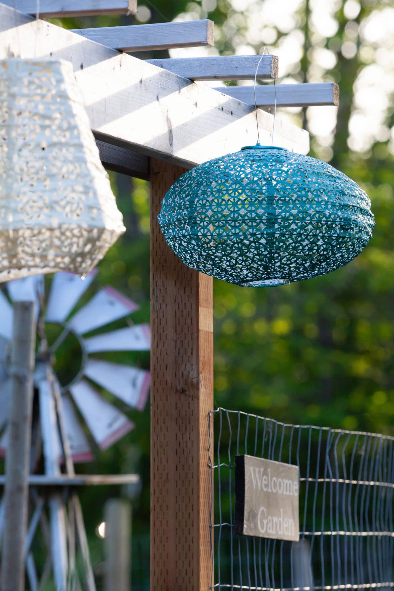 Stella Oval Wagon Wheel Solar Lantern - Met Emerald