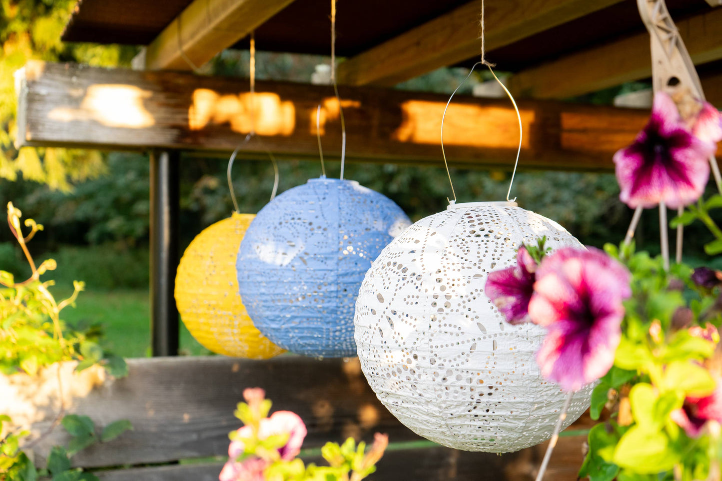 Stella Monstera Solar Lantern - Porcelain