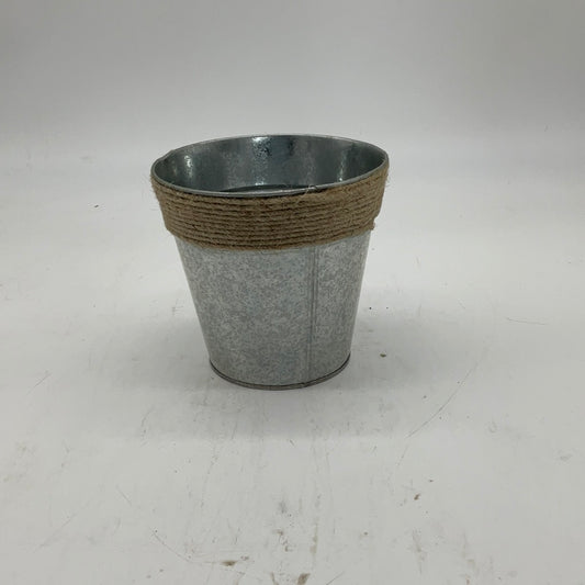 Metal vase with Rope